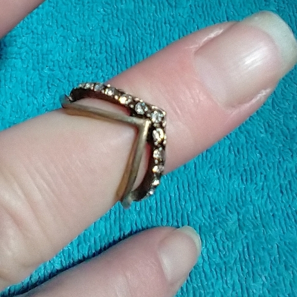 Elegant Goldtone Crystal Women's Ring - Picture 7 of 7